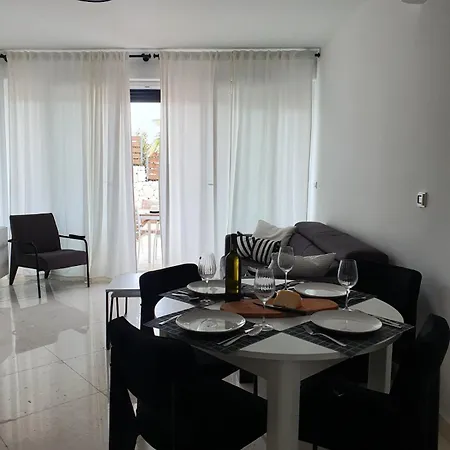 The First One 아파트 로고즈니차