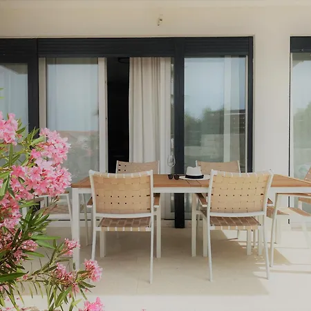 The First One 아파트 로고즈니차