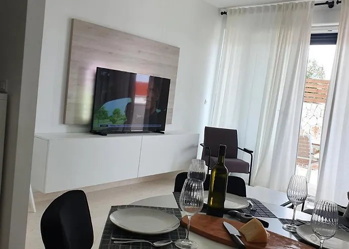 The First One 로고즈니차