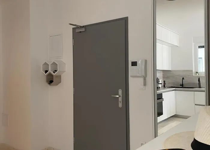 아파트 The First One 로고즈니차